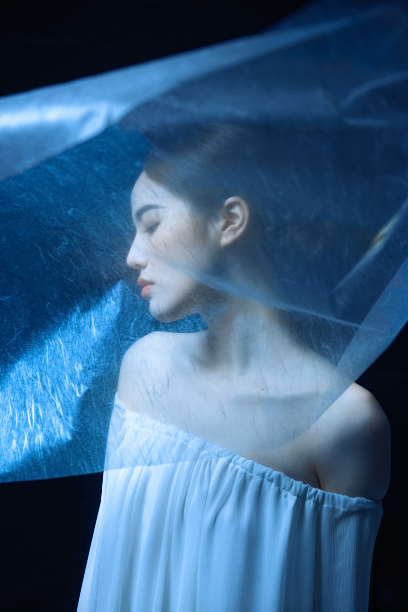 蓝色薄纱覆盖的梦境感女性肖像