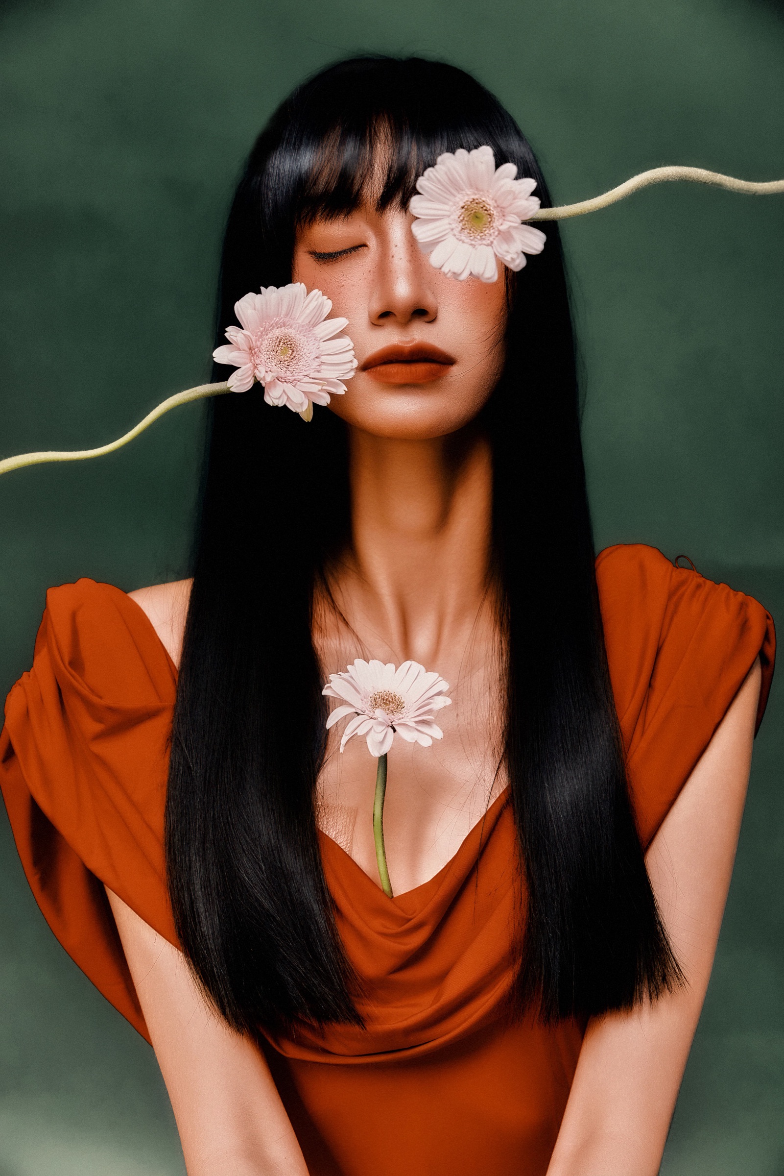 橙色造型与粉色花朵的编辑感女性肖像